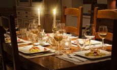 餐桌为什么不能放六个凳子 配几张椅子合适