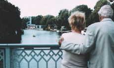 蛇和鸡在一起对谁不利 在一起结婚财运怎么样