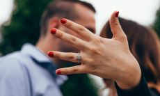 93女鸡和94男狗配不配 在一起结婚相克吗