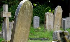 宁睡一座坟不睡一荒庙是什么意思