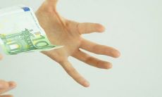 属虎女八字硬 总能占据着主导地位