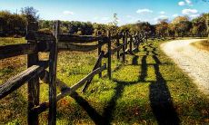 带阳台的卧室如何通过布置家具提升风水运势