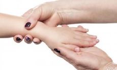 女人右手小拇指有痣 寓意着什么